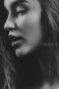 侧颜轮廓在光影中绽放