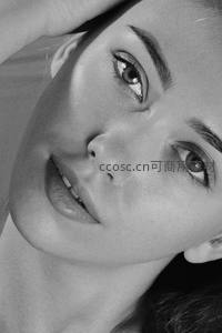 仰望视角下的清澈双眸