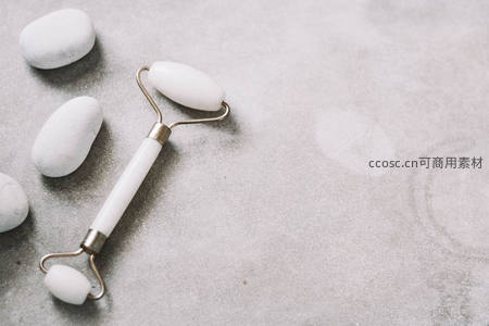 白色玉石滚轮与鹅卵石静物摆拍