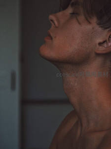 男性仰望的沉思侧影