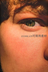 金色阳光下的人眼微距特写