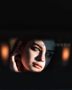 光影中的侧颜，神秘而迷人