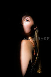 黑暗中的回眸，一束光点亮容颜