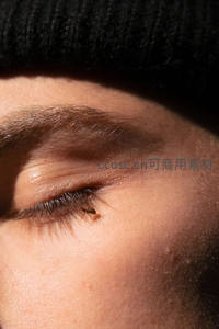 微距下的睫毛与皮肤纹理