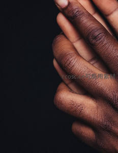 紧握的双手，展现力量与温暖