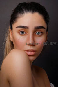 雀斑少女侧颜回眸，清透妆容自然动人