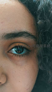 蓝瞳深邃如海，卷发轻拂面颊的凝视