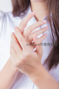 女性双手轻柔交叠，展现自然美甲