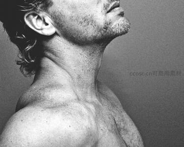 黑白光影下的男性侧脸与肩颈线条