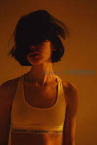 暖光中短发女子身着品牌运动内衣