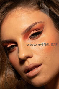 精致妆容特写，暖色调眼影