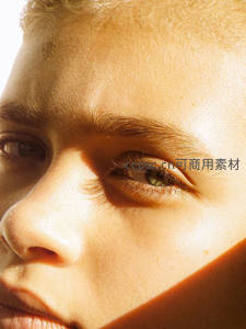 阳光下的深邃眼神特写