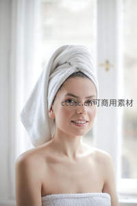 浴后微笑，清新自然之美