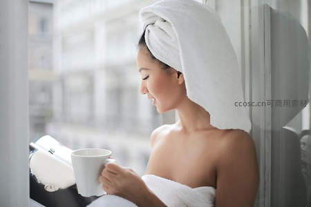 浴后惬意窗边时光，手捧热饮享受宁静