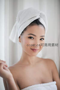 清新自然微笑，毛巾包头展现健康美肌