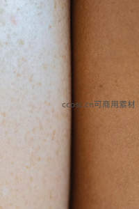 两种不同材质的纸张纹理对比特写