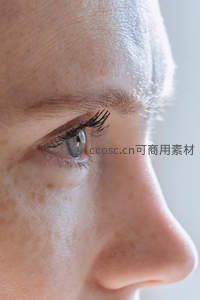 蓝眼女性侧脸特写，眼神清澈自然