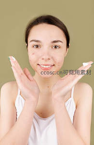 微笑展示护肤霜的年轻女性