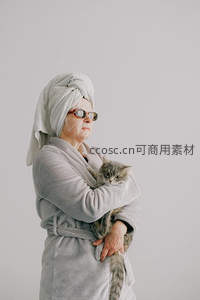 浴袍女士怀抱猫咪享受护肤时光