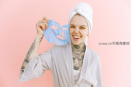 笑容灿烂女士展示蓝色面膜