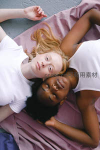 两位女性亲密依偎，展现温暖友谊与多元之美