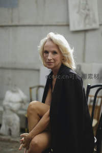 银发女士优雅坐姿艺术氛围