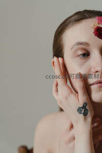 手抚面颊花饰额，纹身点缀显个性