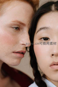 红发与黑发少女依偎深情对视