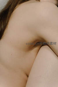 肌肤褶皱间的光影与温柔曲线