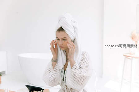 浴后护肤时刻的宁静日常