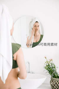 镜中自赏：晨间护肤仪式感