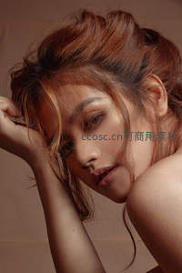 棕发女子慵懒倚靠的柔美瞬间