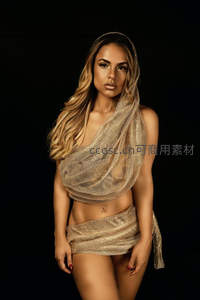 金色亮片裹身时尚模特