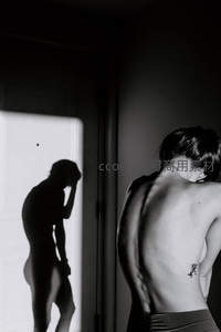 镜中剪影与真实背影的孤独对话