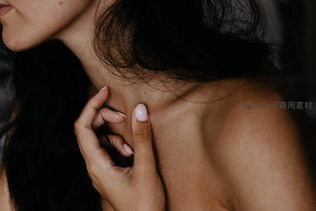 黑发女子轻抚颈部柔肤特写