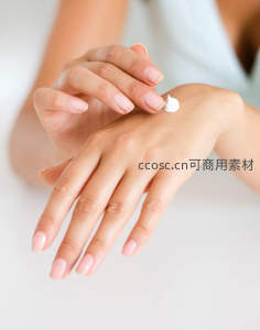 指尖轻点乳霜，呵护柔嫩双手