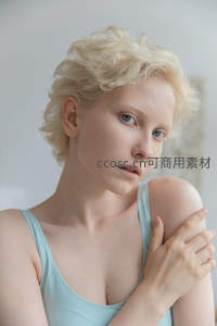 金发少女凝视镜头，神情宁静而深邃