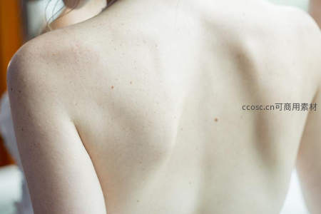 裸露背部特写，展现自然肌肤纹理与线条