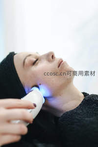 蓝光美容仪轻抚肌肤焕发活力