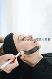 专业美容师为顾客敷黑泥面膜