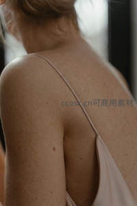 裸背线条展现自然肌肤之美
