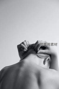 黑白光影中的优雅背影