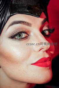 红唇绿眸的魅惑特写