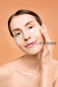 女性贴敷眼膜呵护眼部肌肤