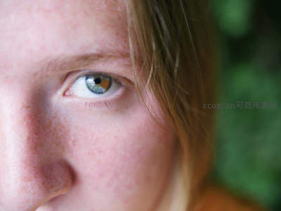 雀斑少女的碧绿眼眸特写