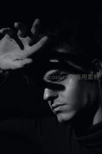 黑白光影下的男性侧脸沉思