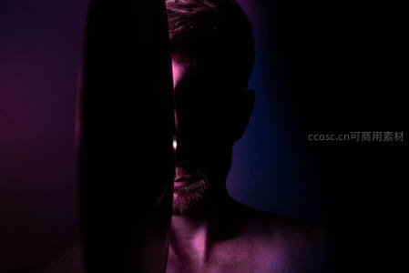 紫光下的男性侧影充满戏剧感