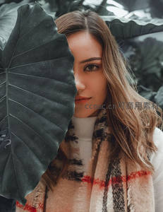 绿叶掩映下的温柔笑容与自然融合