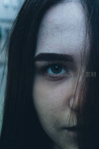冷调光影中深邃凝视的单眼特写