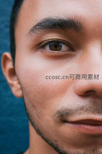 男性面部特写，眼神深邃专注